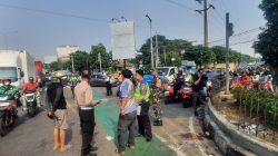 Bekasi - Petugas Satlantas Polres Metro Bekasi Kota saat melakukan olah TKP di simpang Unisma, Senin (29/6/2026). Foto: Septian/Gobekasi.id.
