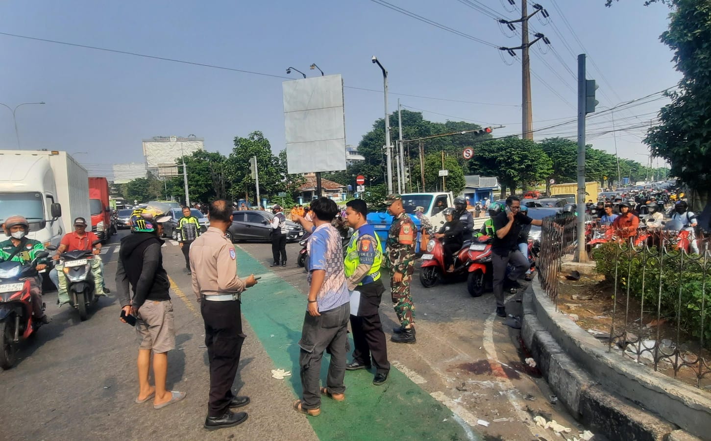 Bekasi - Petugas Satlantas Polres Metro Bekasi Kota saat melakukan olah TKP di simpang Unisma, Senin (29/6/2026). Foto: Septian/Gobekasi.id.