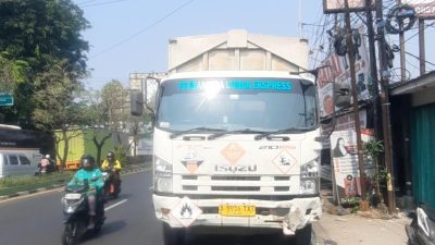Bekasi - Truk boks maut yang menabrak sejumlah pemotor di simpang Unisma Bekasi, Senin (29/6/2026). Foto: Septian/Gobekasi.id.