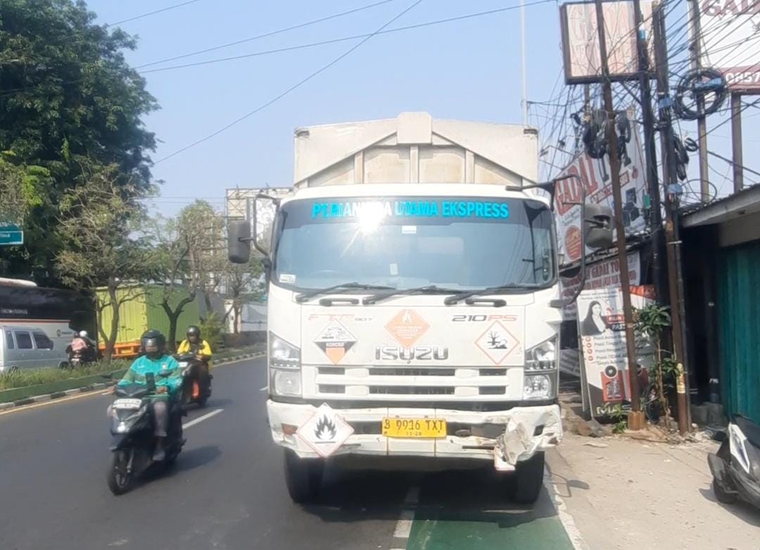 Bekasi - Truk boks maut yang menabrak sejumlah pemotor di simpang Unisma Bekasi, Senin (29/6/2026). Foto: Septian/Gobekasi.id.