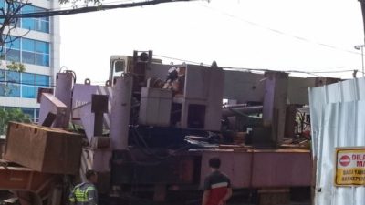 Bekasi - Truk Kontainer Proyek Balai Patriot Ambles. Foto: Ist