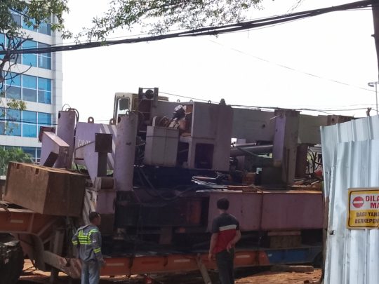 Bekasi - Truk Kontainer Proyek Balai Patriot Ambles. Foto: Ist