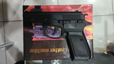 Bekasi - Barang bukti korek api berbentuk Pistol yang dimiliki komplotan Curanmor di Kabupaten Bekasi. Foto: Ist/Gobekasi.id.