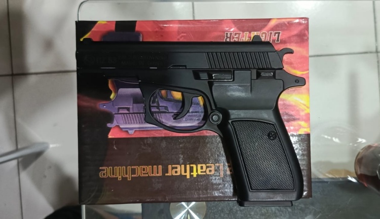 Bekasi - Barang bukti korek api berbentuk Pistol yang dimiliki komplotan Curanmor di Kabupaten Bekasi. Foto: Ist/Gobekasi.id.