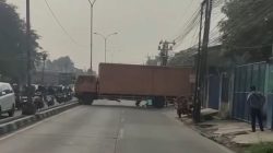 Bekasi - Truk Kontainer Melintang di Tambun Jalan Diponegoro akibat As Roda patah. Foto: Ist/Gobekasi.id.