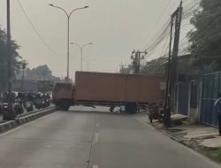 As Roda Patah, Truk Kontainer Melintang Depan Bulog Tambun Bikin Lalin Arah Cikarang Macet Parah