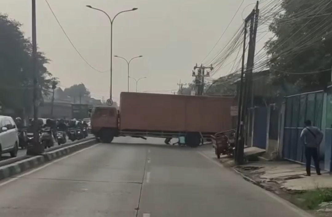 Bekasi - Truk Kontainer Melintang di Tambun Jalan Diponegoro akibat As Roda patah. Foto: Ist/Gobekasi.id.