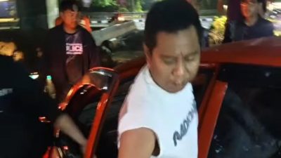 Bekasi - Pengemudi Mobil Honda Brio diamuk massa di Jalan KH Noer Ali-Kalimalang. Foto: Ist/Gobekasi.id.