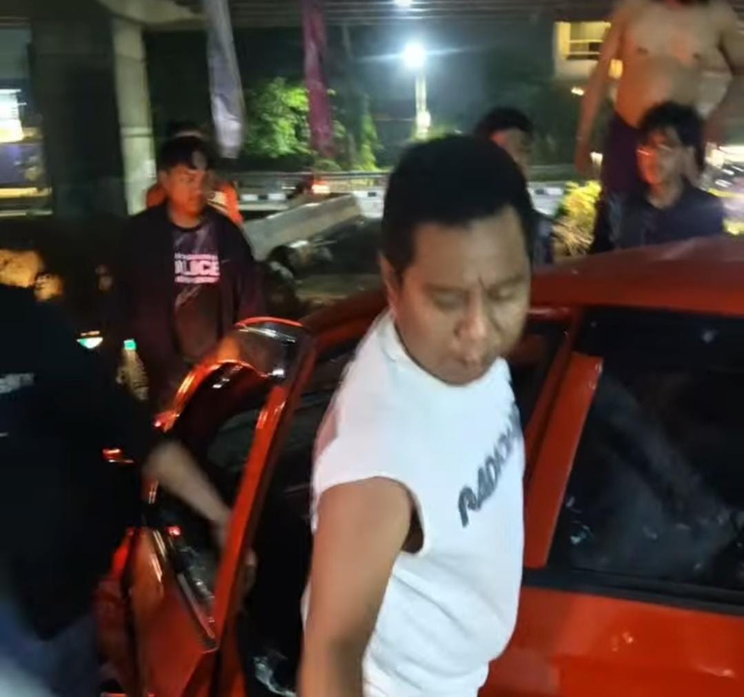 Bekasi - Pengemudi Mobil Honda Brio diamuk massa di Jalan KH Noer Ali-Kalimalang. Foto: Ist/Gobekasi.id.