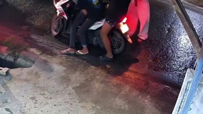 Bekasi - Rekaman CCTV begal bercelurit rampas sepeda motor milik warga di Tambun Utara, Kabupaten Bekasi. Foto: Ist/Gobekasi.id.