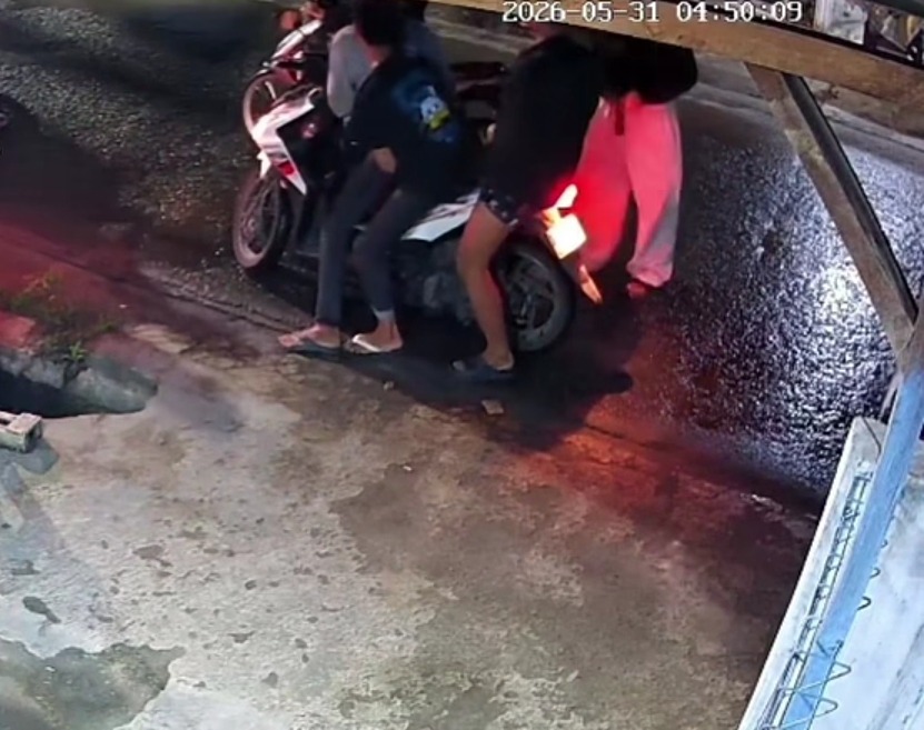 Bekasi - Rekaman CCTV begal bercelurit rampas sepeda motor milik warga di Tambun Utara, Kabupaten Bekasi. Foto: Ist/Gobekasi.id.