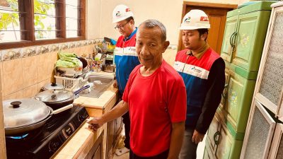 Bekasi - Petugas PGN Area Bekasi saat melakukan pemulihan pasca insiden kebocoran gas di Kranji. Foto: Ist/Gobekasi.id.
