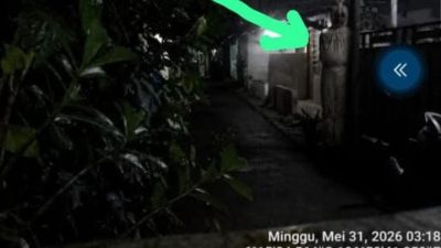 Bekasi - Foto yang menampakan wujud mahkluk astral pocong di Jalan Masjid Al Furqon, Kelurahan Pekayon Jaya, Kecamatan Bekasi Selatan. Foto: Ist