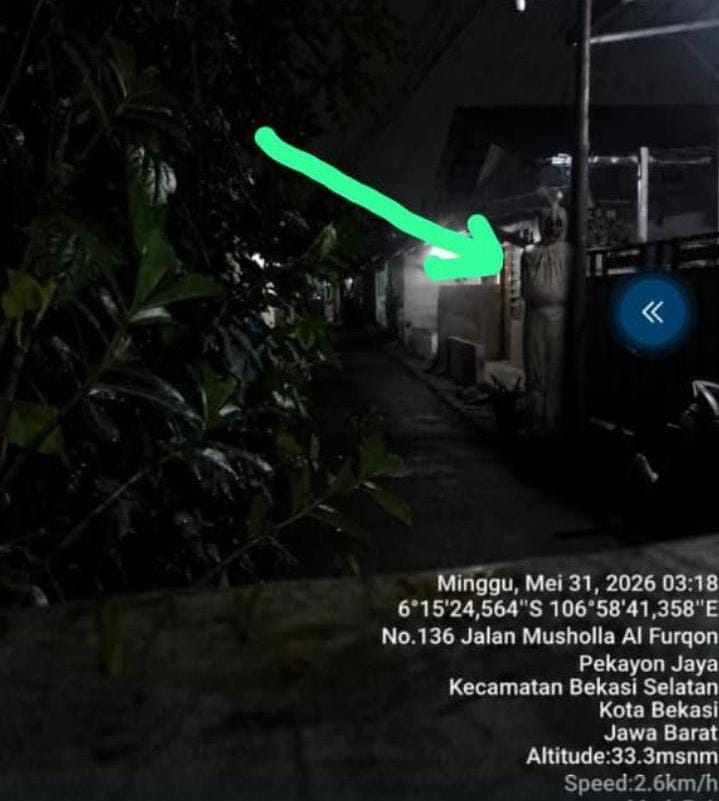 Bekasi - Foto yang menampakan wujud mahkluk astral pocong di Jalan Masjid Al Furqon, Kelurahan Pekayon Jaya, Kecamatan Bekasi Selatan. Foto: Ist