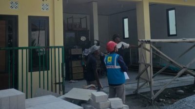 Bekasi - Petugas PT PLN UP3 Cikarang saat melakukan monitoring pasca-insiden maut yang melibatkan pelaku kesenian Sisingaan di Kampung Cibeureum, Desa Mekarmukti, Kecamatan Cikarang Utara, Kabupaten Bekasi. Foto: Ist/Gobekasi.id.