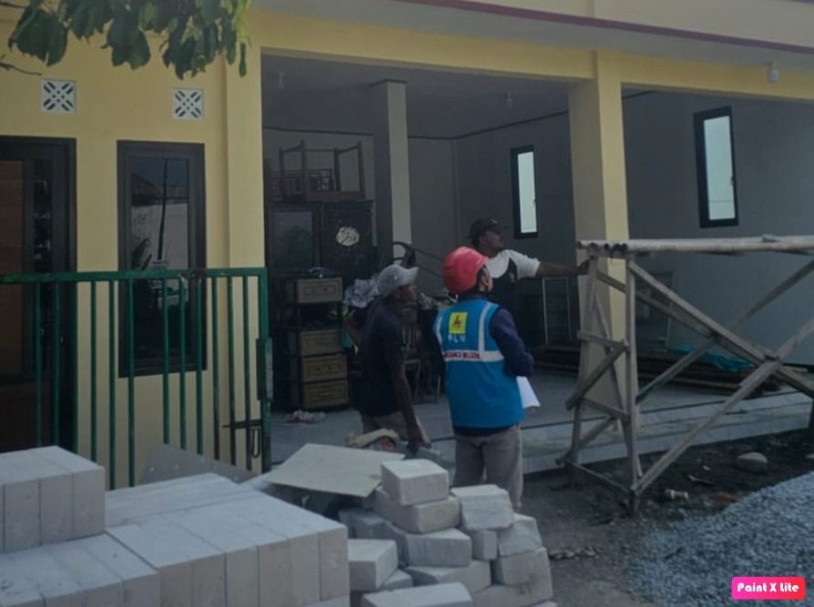 Bekasi - Petugas PT PLN UP3 Cikarang saat melakukan monitoring pasca-insiden maut yang melibatkan pelaku kesenian Sisingaan di Kampung Cibeureum, Desa Mekarmukti, Kecamatan Cikarang Utara, Kabupaten Bekasi. Foto: Ist/Gobekasi.id.