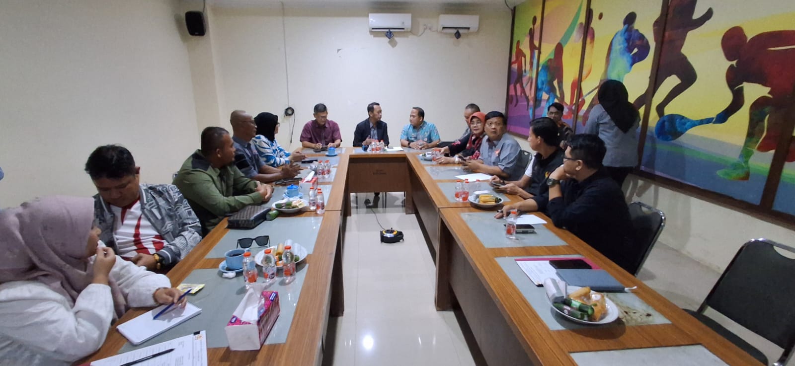 Bekasi - KONI Kota Bekasi menerima Kunjungan Kerja (Kunker) Kepala Dispora Kota Batam Zulkarnaen dan Ketua KONI Kota Batam Rani Rafitriyani. Foto: Gobekasi.id.