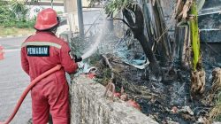 Bekasi - Disdamkarmat Kota Bekasi memadamkan gardu listrik di kawasan Kalimalang, Jalan Raya KH Noer Ali, Kelurahan Jakasampurna, Kecamatan Bekasi Barat, Kota Bekasi, Kamis (4/6/2026) siang.