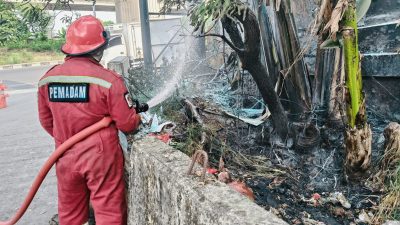 Bekasi - Disdamkarmat Kota Bekasi memadamkan gardu listrik di kawasan Kalimalang, Jalan Raya KH Noer Ali, Kelurahan Jakasampurna, Kecamatan Bekasi Barat, Kota Bekasi, Kamis (4/6/2026) siang.