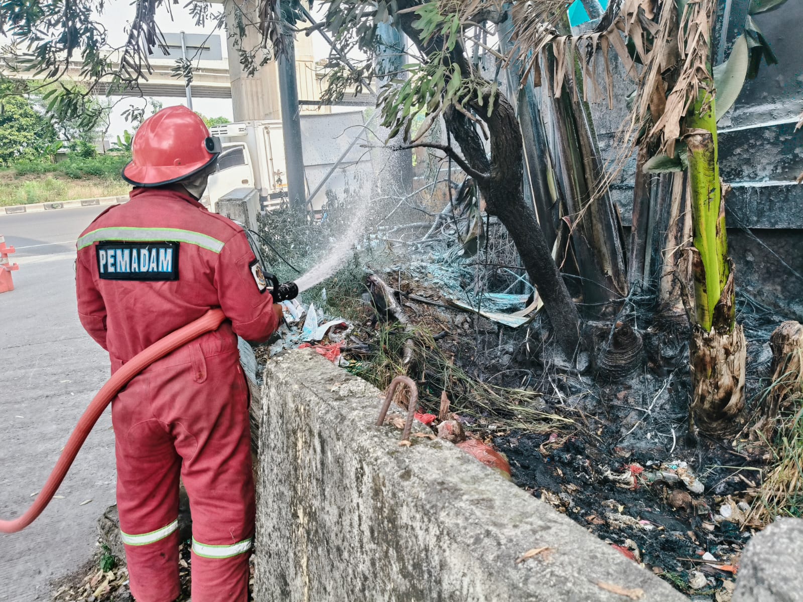 Bekasi - Disdamkarmat Kota Bekasi memadamkan gardu listrik di kawasan Kalimalang, Jalan Raya KH Noer Ali, Kelurahan Jakasampurna, Kecamatan Bekasi Barat, Kota Bekasi, Kamis (4/6/2026) siang.