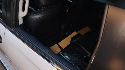 Bekasi - Kondisi kendaraan mobil ulah komplotan spesialis pecah kaca. Foto: Ist/Gobekasi.id.