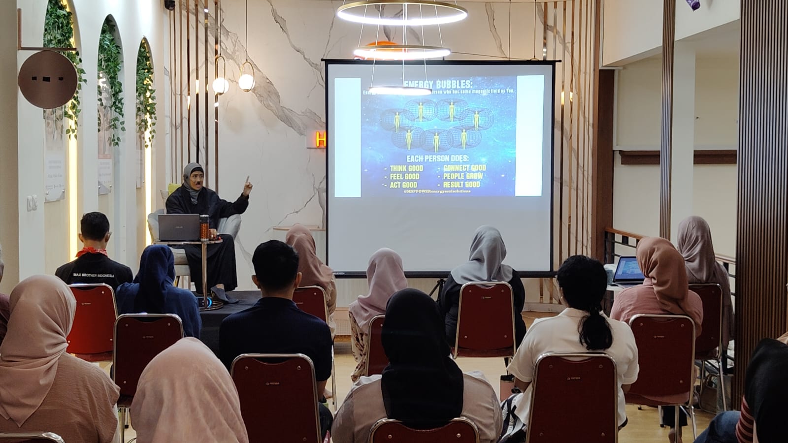 Bekasi - Haneul Clinic menggelar kelas pemulihan eksklusif bertajuk "Nafas Cinta" di pusat layanan mereka di kawasan Jatimakmur, Kecamatan Pondok Gede, Kota Bekasi, Sabtu (6/6/2026). Foto: Ist/Gobekasi.id.