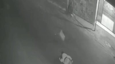 Bekasi - Tangkapan layar CCTV warga memperlihatkan seorang pria tergeletak di aspal usai menjadi korban tabrak lari di Jatiasih. Foto: Ist
