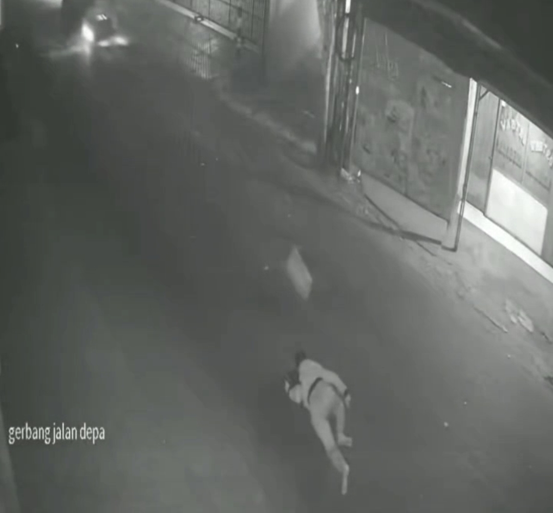 Bekasi - Tangkapan layar CCTV warga memperlihatkan seorang pria tergeletak di aspal usai menjadi korban tabrak lari di Jatiasih. Foto: Ist