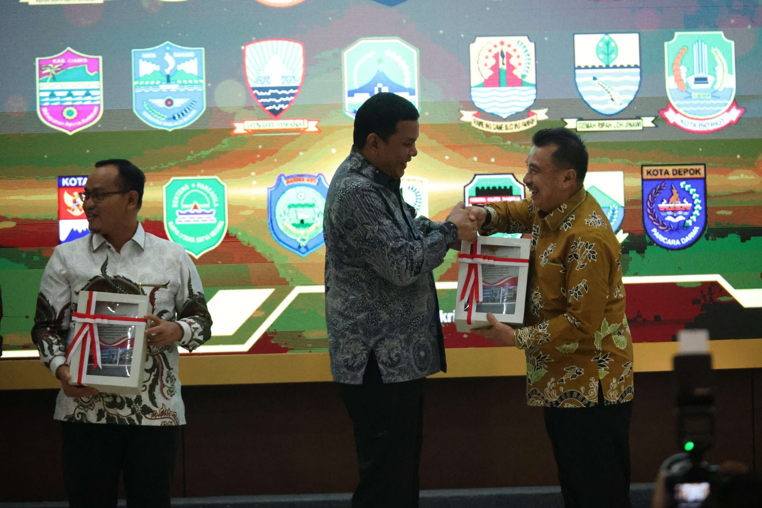 Bekasi - Pelaksana Harian (Plh) Wali Kota Bekasi, Abdul Harris Bobihoe, bersama Ketua DPRD Kota Bekasi, Sardi Effendi, menerima langsung Laporan Hasil Pemeriksaan atas Laporan Keuangan Pemerintah Daerah (LKPD) Tahun Anggaran 2025 dengan predikat Opini Wajar Tanpa Pengecualian (WTP) dari Badan Pemeriksa Keuangan (BPK) RI Perwakilan Provinsi Jawa Barat. Foto: Ist/Gobekasi.id.