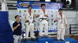 Bekasi - Atlet Judo Kota Bekasi saat menaiki podium setelah berhasil meraih medali perunggu di ajang Kejurdo Judo Jawa Barat 2026 di GOR Adiarsa, Karawang. Foto: Gobekasi.id.