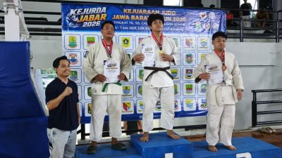 Bekasi - Atlet Judo Kota Bekasi saat menaiki podium setelah berhasil meraih medali perunggu di ajang Kejurdo Judo Jawa Barat 2026 di GOR Adiarsa, Karawang. Foto: Gobekasi.id.