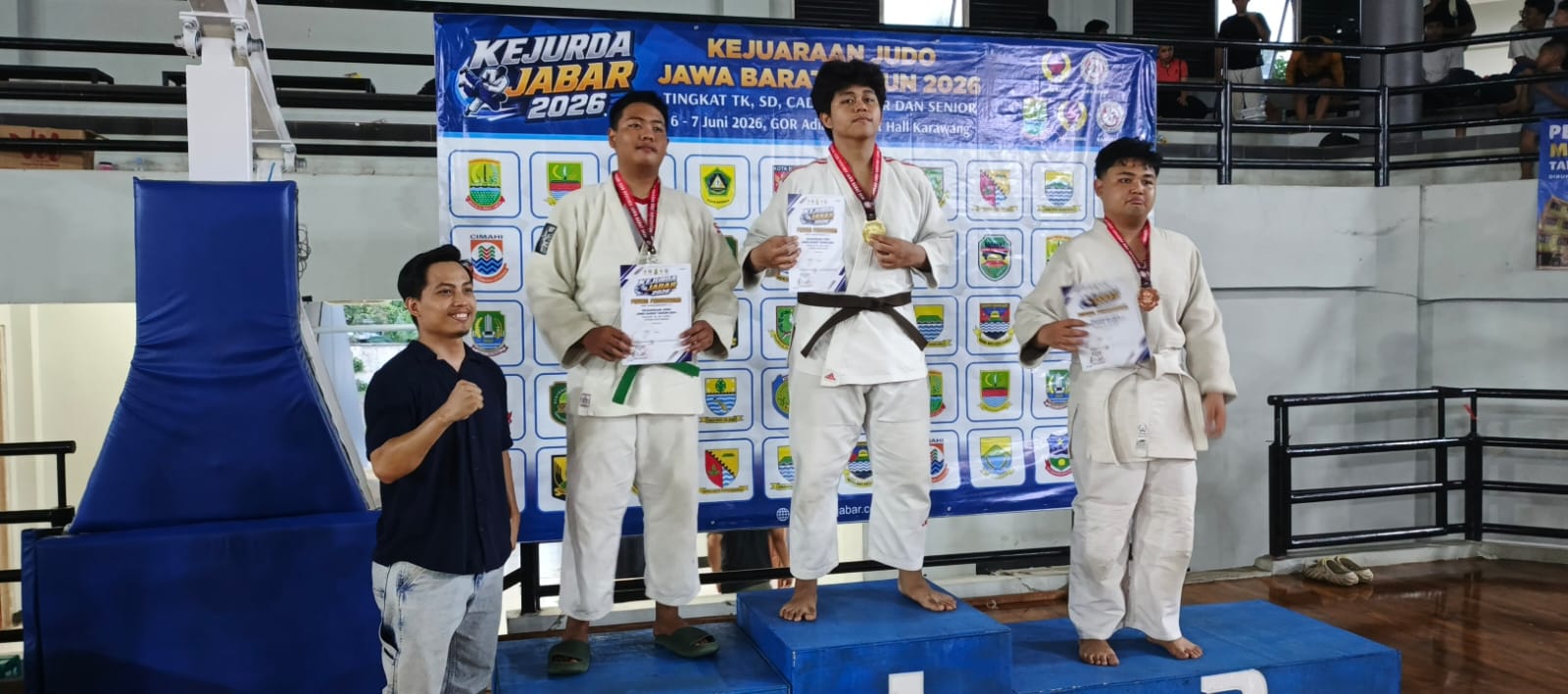 Bekasi - Atlet Judo Kota Bekasi saat menaiki podium setelah berhasil meraih medali perunggu di ajang Kejurdo Judo Jawa Barat 2026 di GOR Adiarsa, Karawang. Foto: Gobekasi.id.