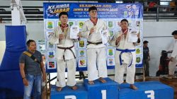 Bekasi - Atlet Judo SMAN 17 Kota Bekasi saat menaiki podium setelah berhasil meraih medali perunggu di ajang Kejurdo Judo Jawa Barat 2026 di GOR Adiarsa, Karawang. Foto: Gobekasi.id.
