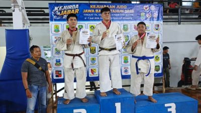 Bekasi - Atlet Judo SMAN 17 Kota Bekasi saat menaiki podium setelah berhasil meraih medali perunggu di ajang Kejurdo Judo Jawa Barat 2026 di GOR Adiarsa, Karawang. Foto: Gobekasi.id.