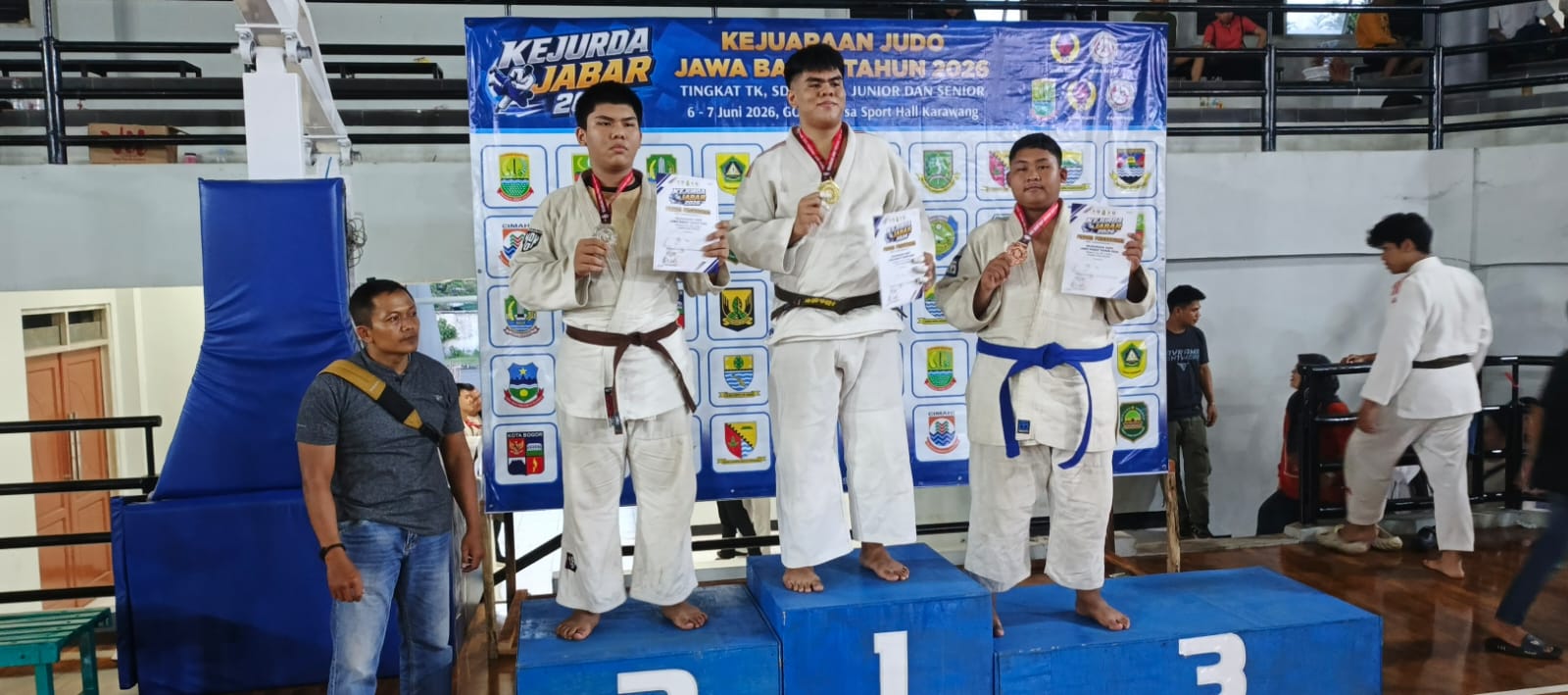 Bekasi - Atlet Judo SMAN 17 Kota Bekasi saat menaiki podium setelah berhasil meraih medali perunggu di ajang Kejurdo Judo Jawa Barat 2026 di GOR Adiarsa, Karawang. Foto: Gobekasi.id.