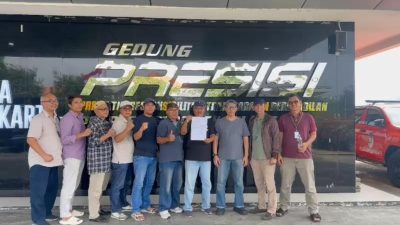 Bekasi - Korban dugaan penggelapan uang melapor ke Polres Metro Bekasi Kota. Foto: Septian/Gobekasi.id.