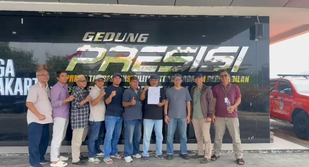 Bekasi - Korban dugaan penggelapan uang melapor ke Polres Metro Bekasi Kota. Foto: Septian/Gobekasi.id.