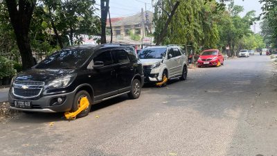 Bekasi - Sejumlah kendaraan di Jalan Tangkuban Perahu samping Taman Plaza Patriot Candrabhaga digembok Dishub Kota Bekasi, Kamis (11/6/2026). Foto: Gobekasi.id.