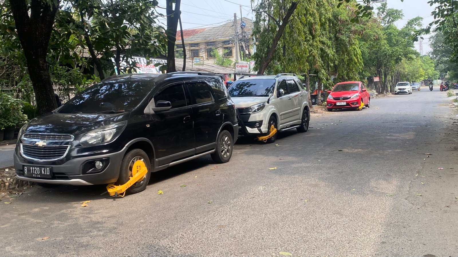 Bekasi - Sejumlah kendaraan di Jalan Tangkuban Perahu samping Taman Plaza Patriot Candrabhaga digembok Dishub Kota Bekasi, Kamis (11/6/2026). Foto: Gobekasi.id.