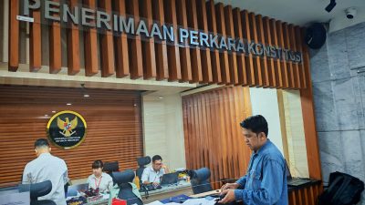 Bekasi - Direktur Eksekutif Ramangsa Institute, Maizal Alfian, saat mengajukan permohonan uji materiil (judicial review) terhadap Pasal 187 ayat (3) Undang-Undang Nomor 1 Tahun 2015 tentang Pilkada ke Mahkamah Konstitusi (MK). Foto: Gobekasi.id.