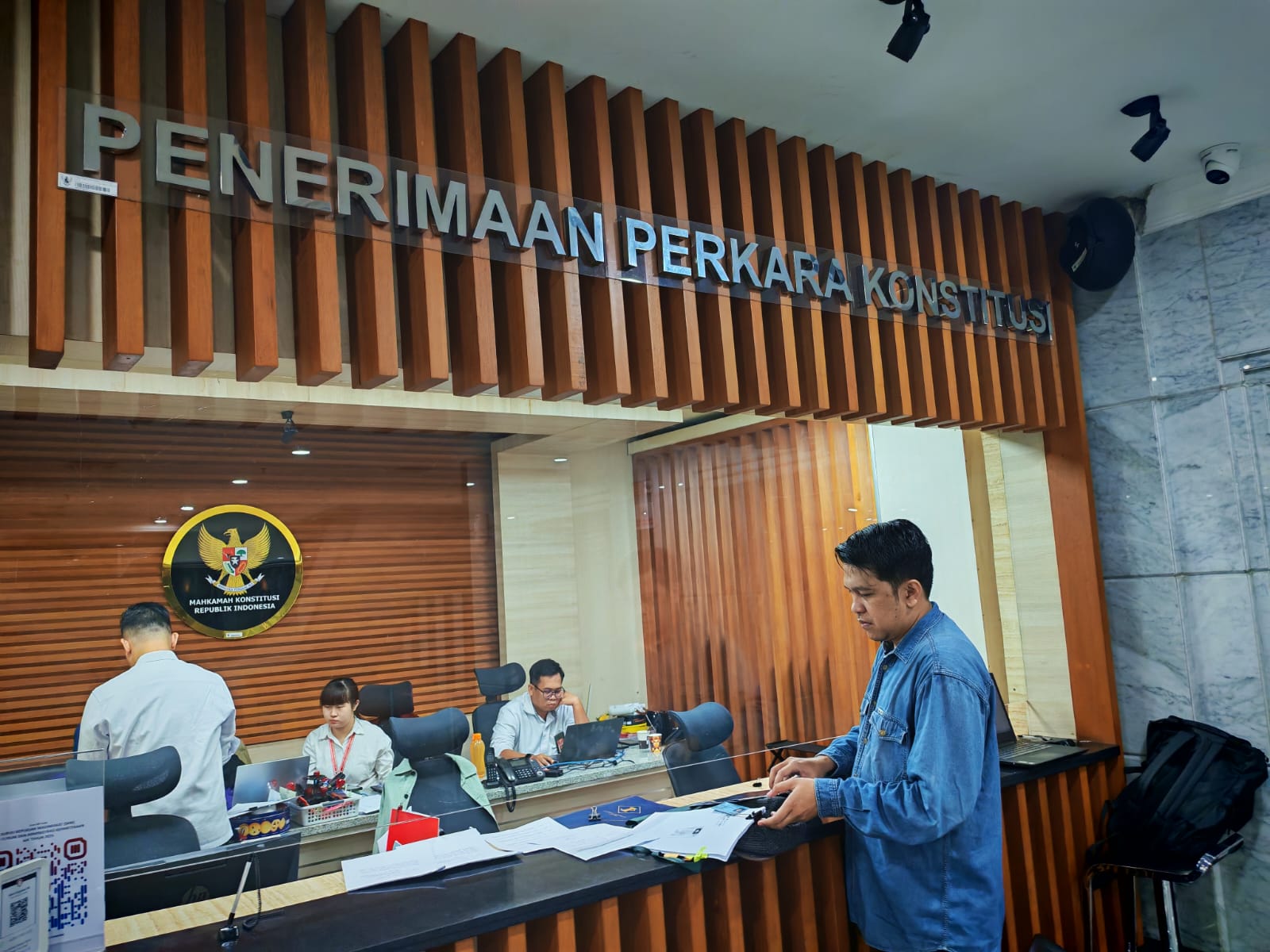 Bekasi - Direktur Eksekutif Ramangsa Institute, Maizal Alfian, saat mengajukan permohonan uji materiil (judicial review) terhadap Pasal 187 ayat (3) Undang-Undang Nomor 1 Tahun 2015 tentang Pilkada ke Mahkamah Konstitusi (MK). Foto: Gobekasi.id.