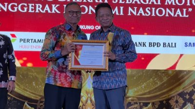 Bekasi - Sekretaris Daerah Kota Bekasi, Junaedi, menerima plakat emas penghargaan Top Regional Leader Awards 2026 yang di raih Wali Kota Bekasi Tri Adhianto. Foto: Ist/Gobekasi.id.