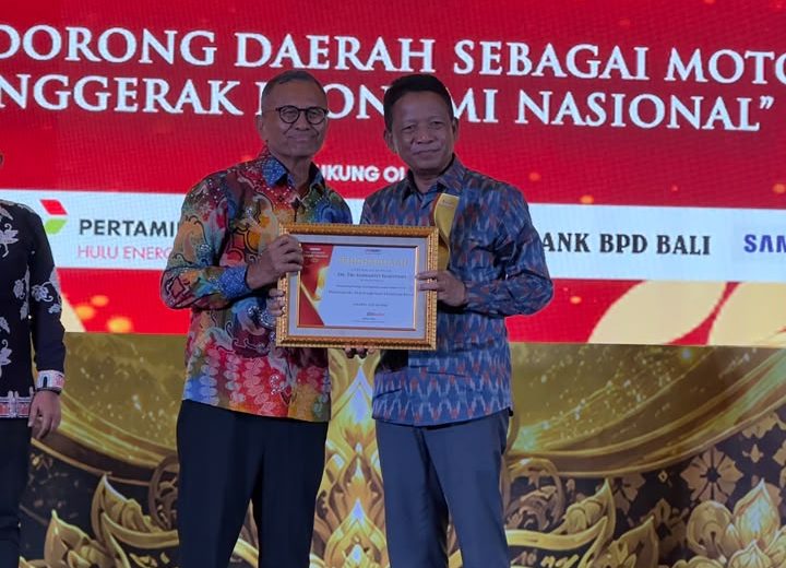 Bekasi - Sekretaris Daerah Kota Bekasi, Junaedi, menerima plakat emas penghargaan Top Regional Leader Awards 2026 yang di raih Wali Kota Bekasi Tri Adhianto. Foto: Ist/Gobekasi.id.