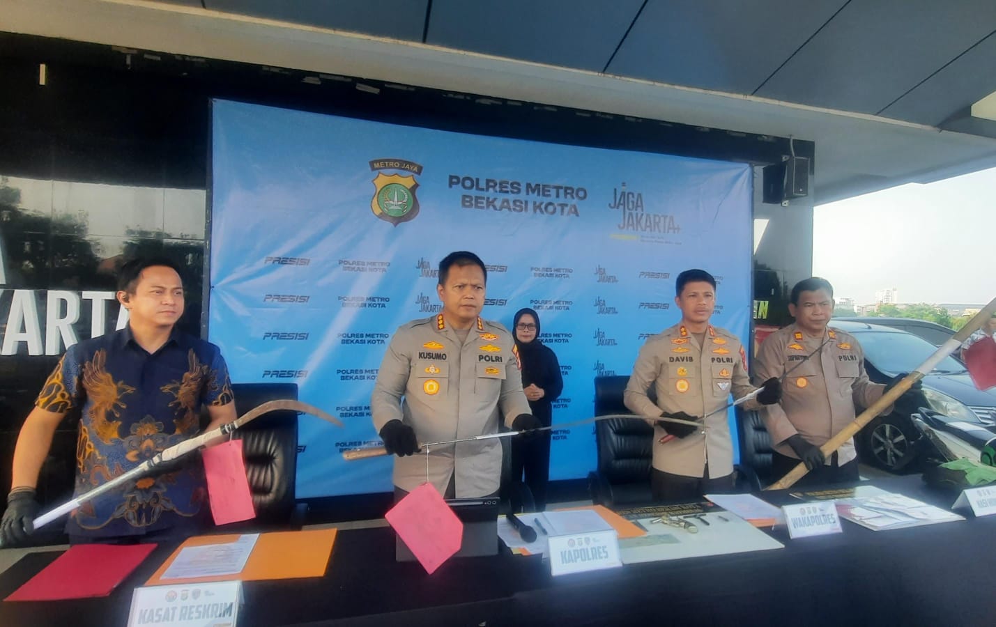 Bekasi - Kapolres Metro Bekasi Kota, Kombes Pol Kusumo Wahyu Bintoro, menggelar konferensi pers kasus kematian remaja yang dikeroyok, Jumat (12/6/2026). Foto: Septian/Gobekasi.id.