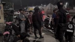 Bekasi - Petugas mengamankan delapan remaja berikut senjata tajam saat hendak tawuran di Cikarang pada Minggu (14/6/2026). Foto: Ist/Gobekasi.id.