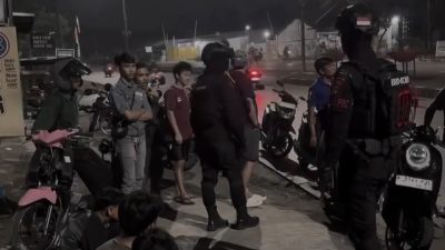 Bekasi - Petugas mengamankan delapan remaja berikut senjata tajam saat hendak tawuran di Cikarang pada Minggu (14/6/2026). Foto: Ist/Gobekasi.id.