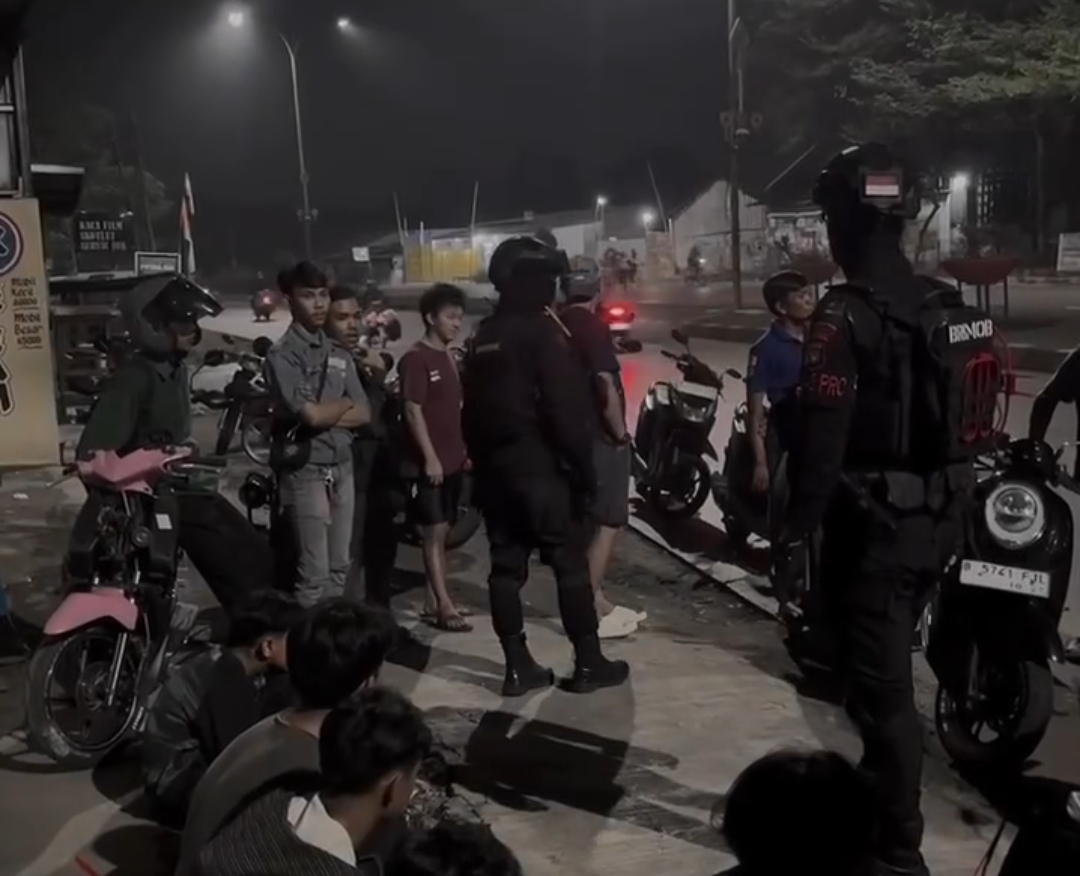 Bekasi - Petugas mengamankan delapan remaja berikut senjata tajam saat hendak tawuran di Cikarang pada Minggu (14/6/2026). Foto: Ist/Gobekasi.id.