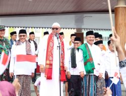 5.000 Warga Tumpah Ruah di Jalanan, Duet Tri Adhianto-Harris Bobihoe Lepas Pawai Obor 1 Muharram