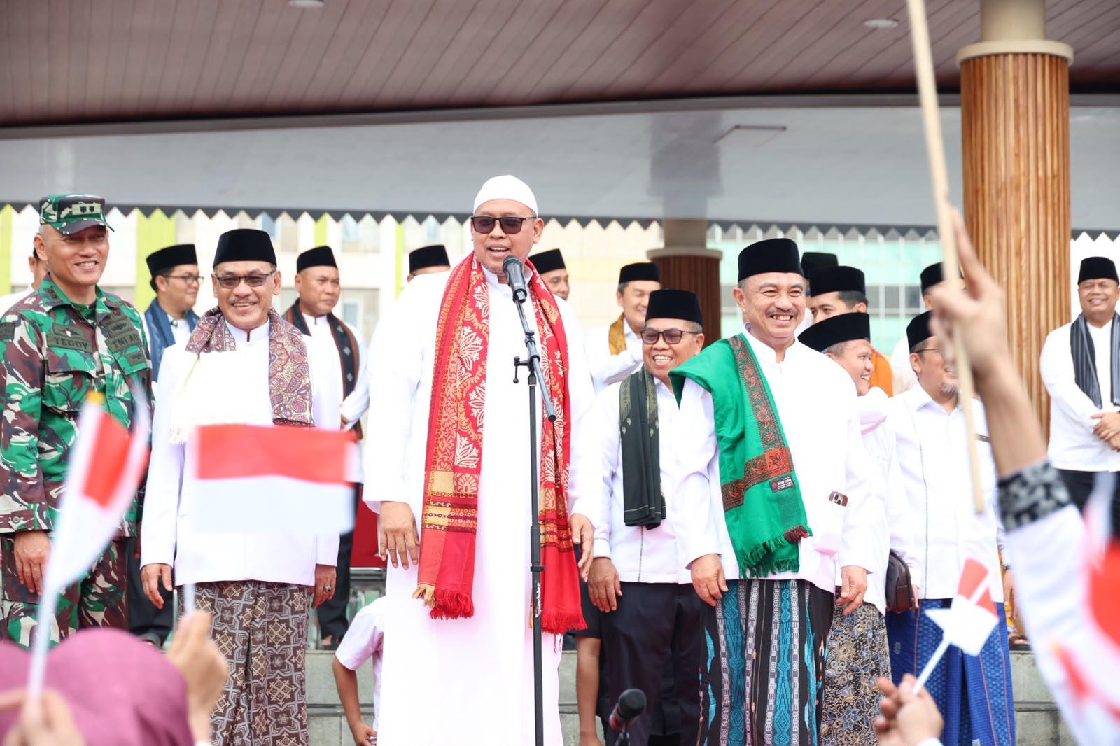 Bekasi - Wali Kota Bekasi Tri Adhianto bersama Wakil Wali Kota Abdul Harris Bobihoe turun langsung memimpin jalannya Pawai Malam 1 Muharram 1448 Hijriah. Foto: Ist/Gobekasi.id.