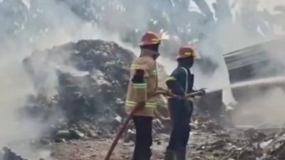 Bekasi - Petugas Disdamkarmat saat melakukan pemadaman api yang membakar gudang penampungan limbah di Kampung Jarakosta, Desa Sukadanau, Kecamatan Cikarang Barat, Kabupaten Bekasi, Selasa (16/6/2026). Foto: Ist/Gobekasi.id.